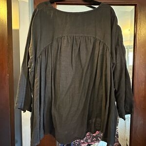 Black Crane linen pleated back top small